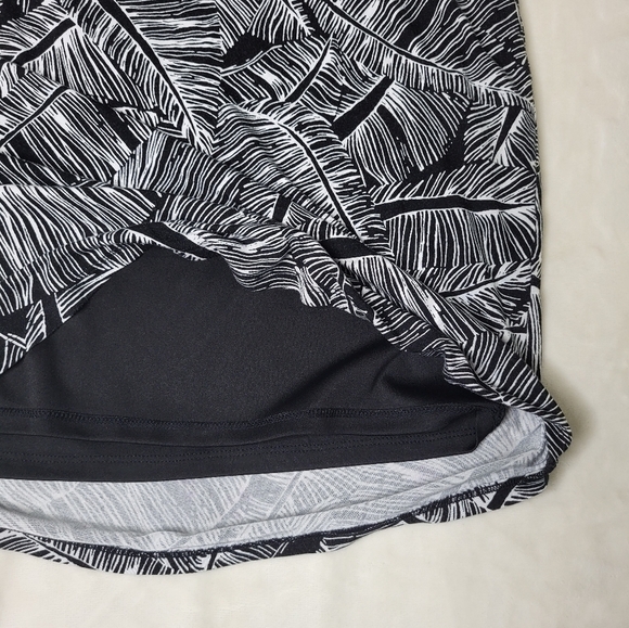 REITMANS Black & White Skirt. Leafs/Feather Print. Size Medium. - Picture 6 of 8